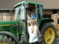 Kinder bei der Traktorfahrt Kinder bei der Traktorfahrt