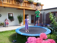Trampolin im Innenhof Trampolin im Innenhof