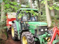 Traktorfahrt durch den Wald